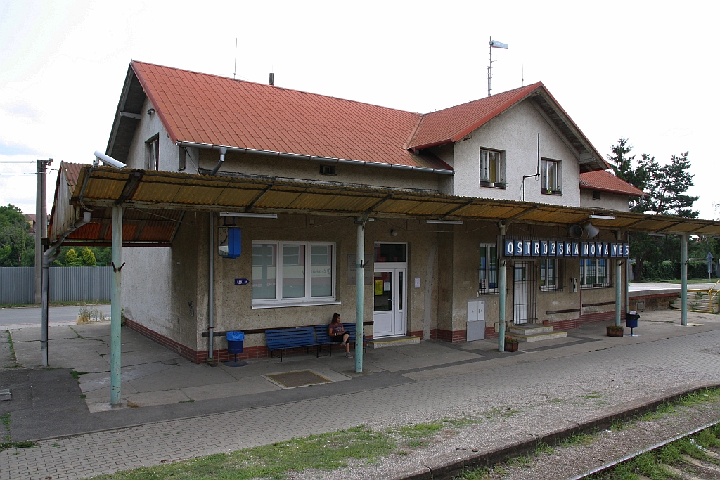 Aufnahmsgebäude des Bahnhof Ostrozska Nova Ves am 03.August 2019.
