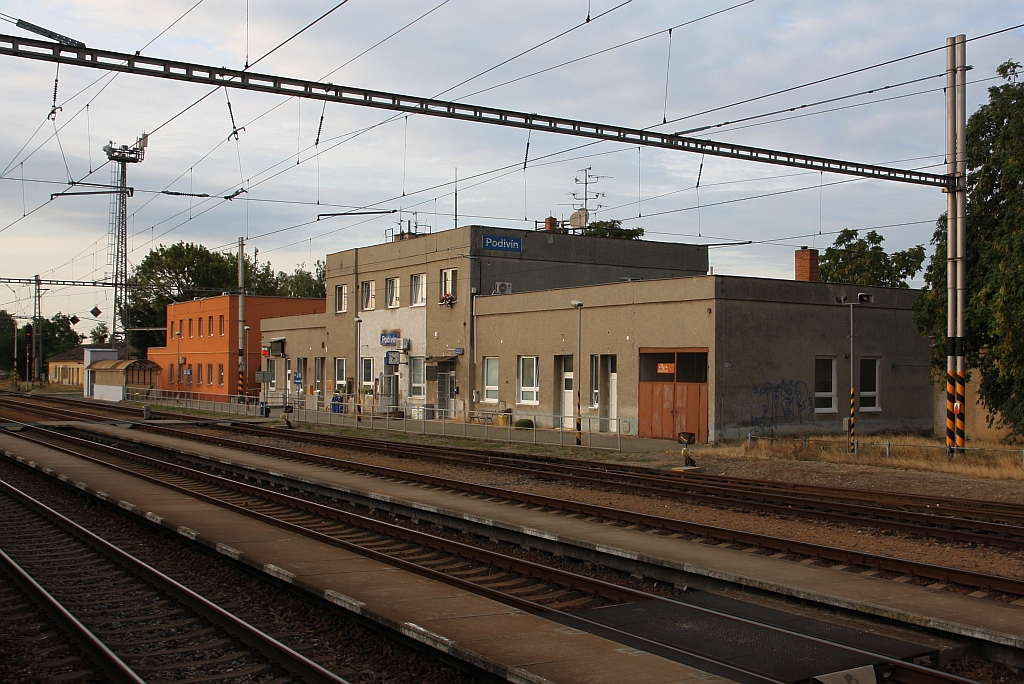 Aufnahmsgebäude des Bahnhof Podivin am 15.August 2018.