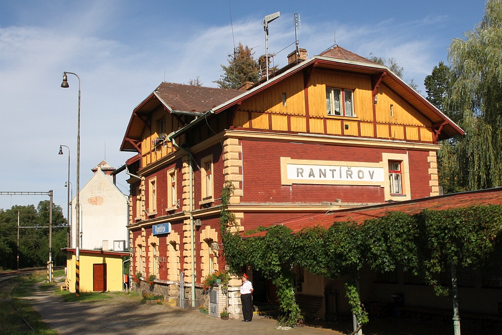 Aufnahmsgebäude des Bahnhof Rantirov am 09.August 2019.
