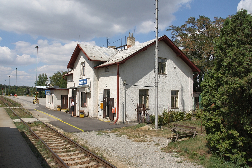 Aufnahmsgebäude des Bahnhof Rapotice am 15.August 2018.