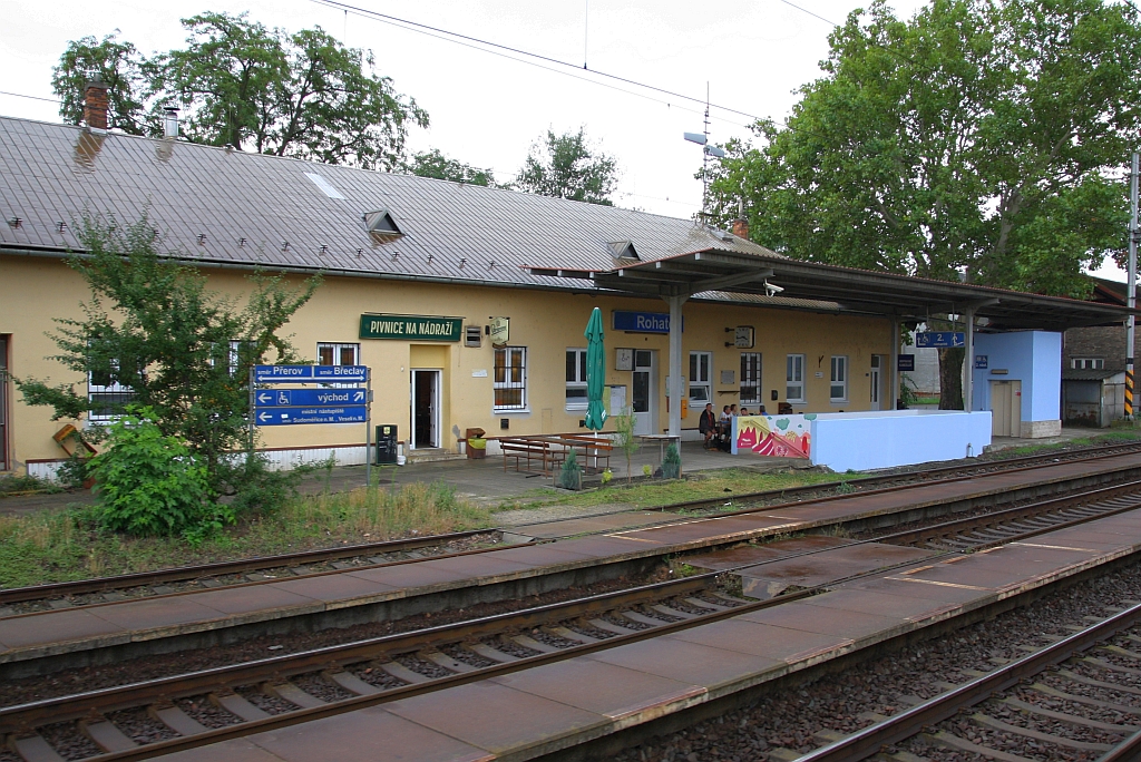 Aufnahmsgebäude des Bahnhof Rohatec am 03.August 2019.