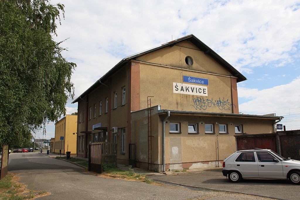Aufnahmsgebäude des Bahnhof Sakvice vom Parkplatz gesehen am 15.August 2018.