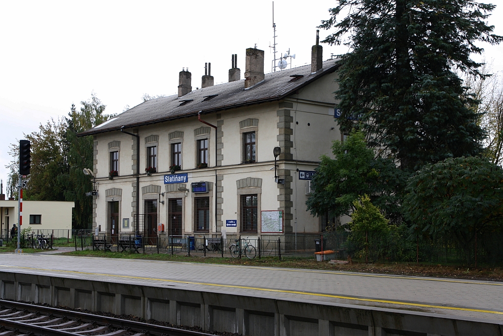 Aufnahmsgebäude des Bahnhof Slatinany am 05.Oktober 2019.