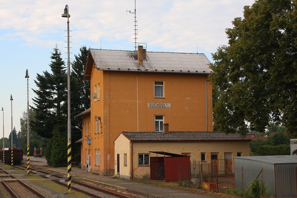 Aufnahmsgebäude des Bahnhof Suchdol nad Luznice am Morgen des 04.August 2018. 