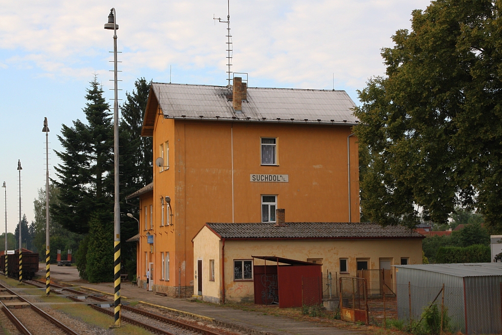Aufnahmsgebäude des Bahnhof Suchdol nad Luznice am Morgen des 04.August 2018. 