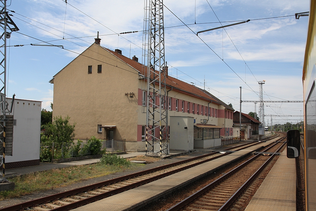 Aufnahmsgebäude des Bahnhof Tlumacov am 06.Juli 2019.