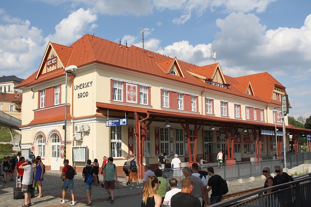 Aufnahmsgebäude des Bahnhof Uhersky Brod am 20.Juli 2019.