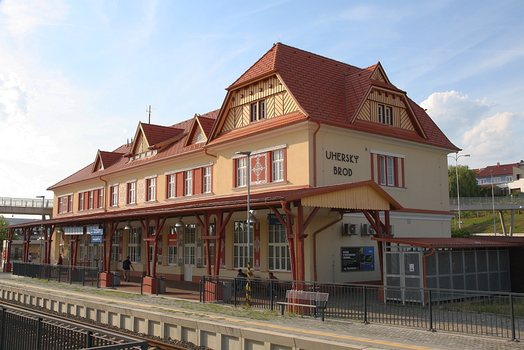 Aufnahmsgebäude des Bahnhof Uhersky Brod am 20.Juli 2019.