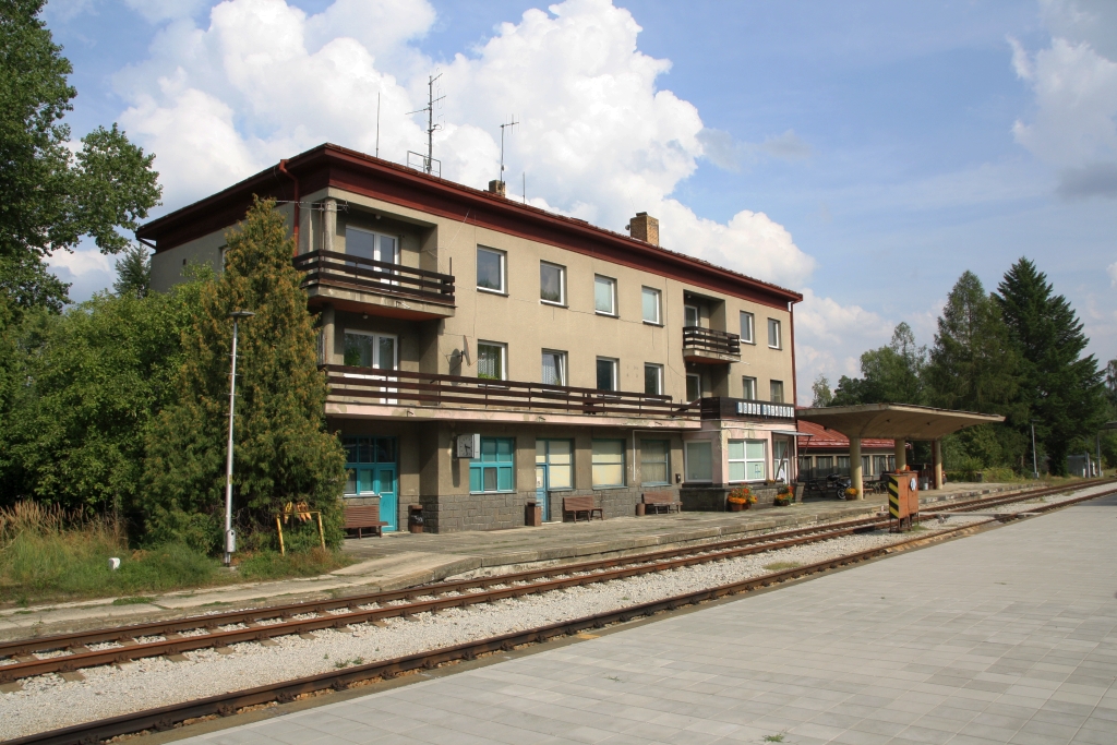 Aufnahmsgebäude des Bahnhof Velke Mezirici am 24.August 2019.