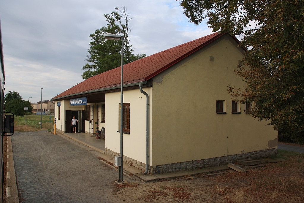 Aufnahmsgebäude des Bahnhof Velke Pavlovice zastavka am 15.August 2018.