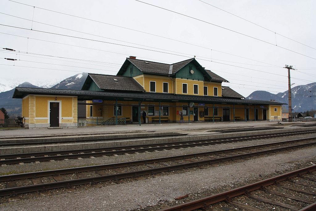 Aufnahmsgebäude des Bf. Admont am 17.März 2018.