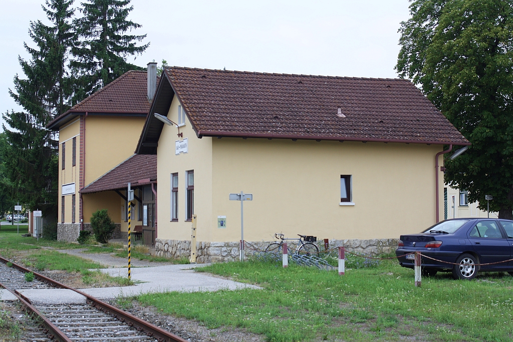 Aufnahmsgebäude des Bf. Bad Pirawarth am 01.August 2014. 