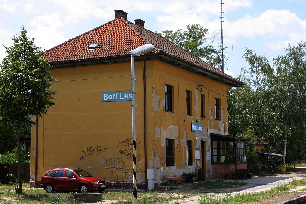 Aufnahmsgebäude des Bf. Bori Les am 07.Juli 2018.