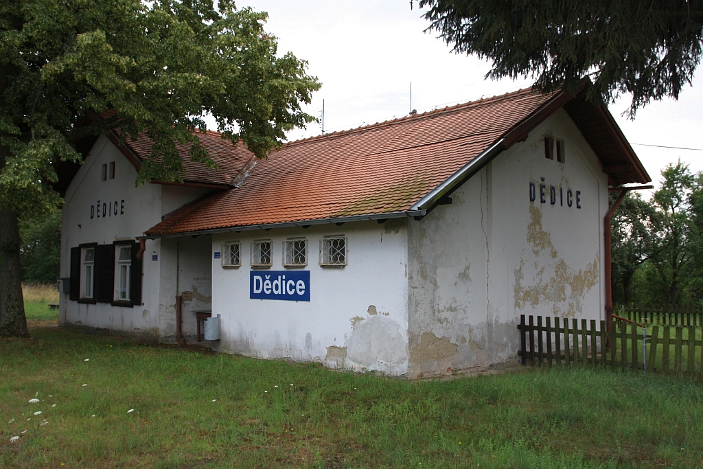 Aufnahmsgebäude des Bf. Dedice am 14.Juli 2018.