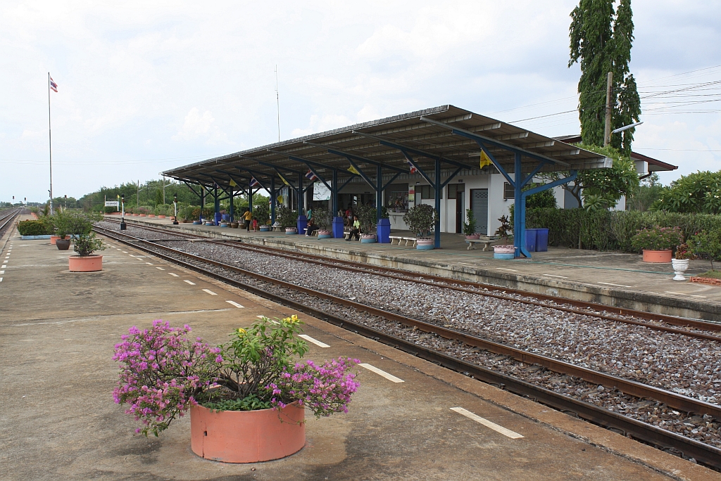 Aufnahmsgebude des Bf. Khlong Sip Kao Junction, Blickrichtung Aranyaphrathet, am 29.Mai 2013.