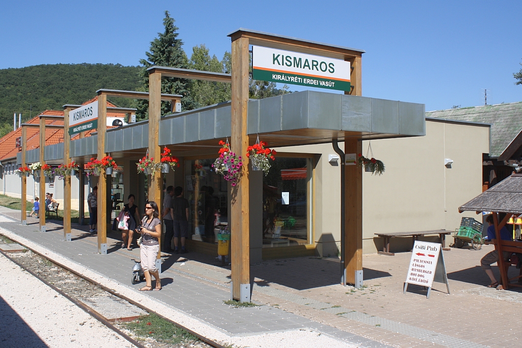 Aufnahmsgebude des Bf. Kismaros der Kirlyrti Erdei Vast am 07.September 2013.

