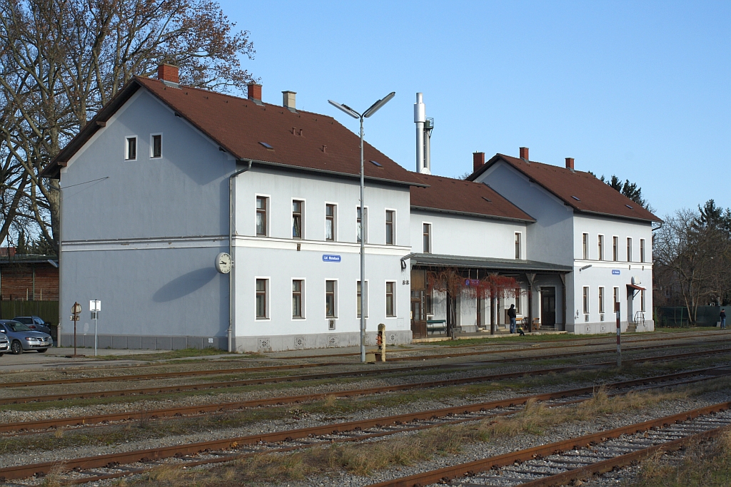Aufnahmsgebäude des Bf. Mistelbach Lokalbahn am 21.Dezember 2014.