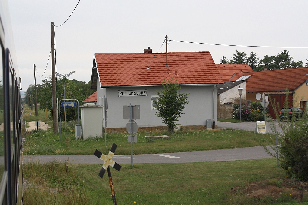 Aufnahmsgebäude des Bf. Pillichsdorf am 01.August 2014. 