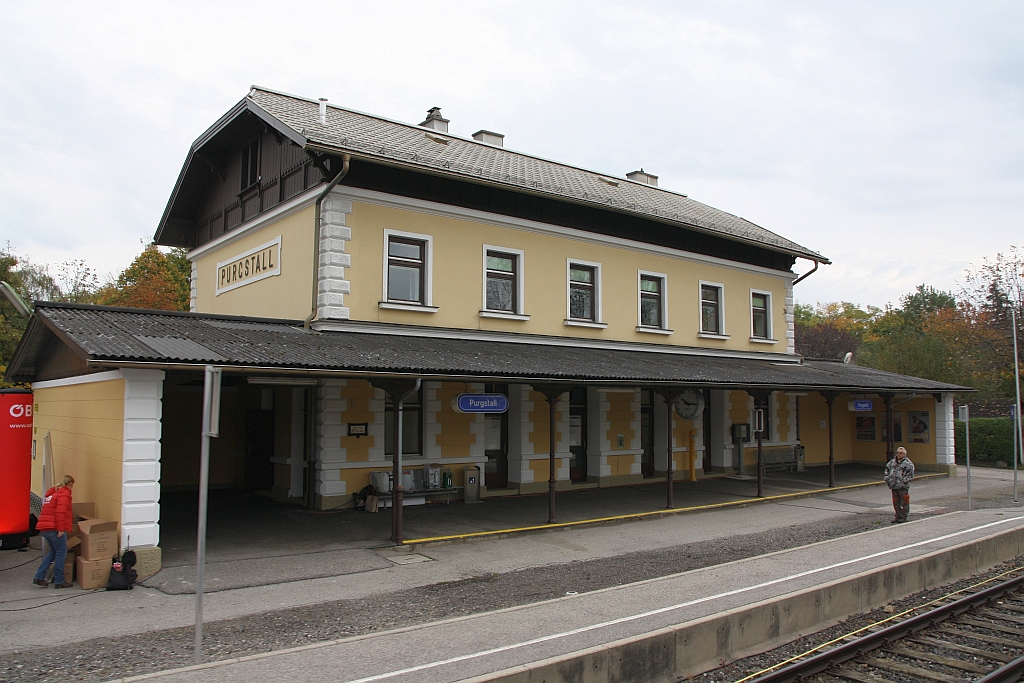 Aufnahmsgebäude des Bf. Purgstall am 21.Oktober 2017.