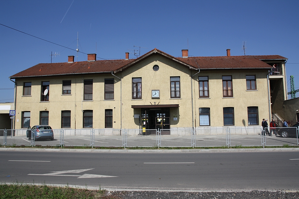 Aufnahmsgebäude des Bf. Szentgotthard am 01.April 2017.