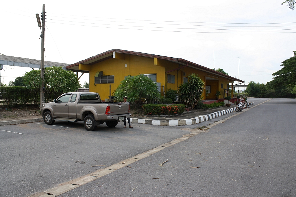 Aufnahmsgebude des Bf. Wihan Daeng vom Vorplatz gesehen am 29.Mai 2013.
