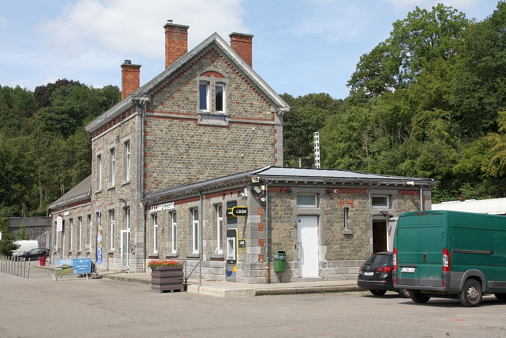 Aufnahmsgeb�ude des CFB Gare de Spontin vom Vorplatz gesehen am 24.Juli 2026.