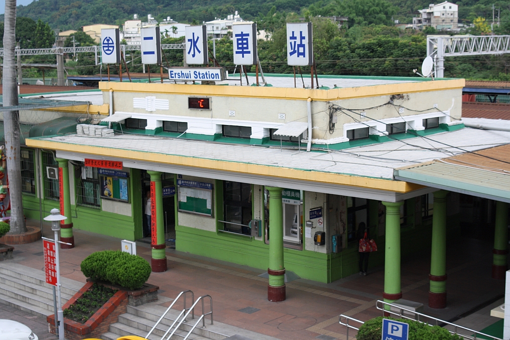 Aufnahmsgebäude der Ershui Station am 03.Juni 2014.