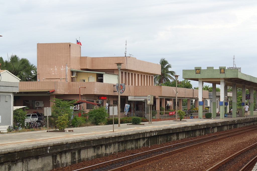 Aufnahmsgebäude der Fangliao Station am 08.Juni 2014. 