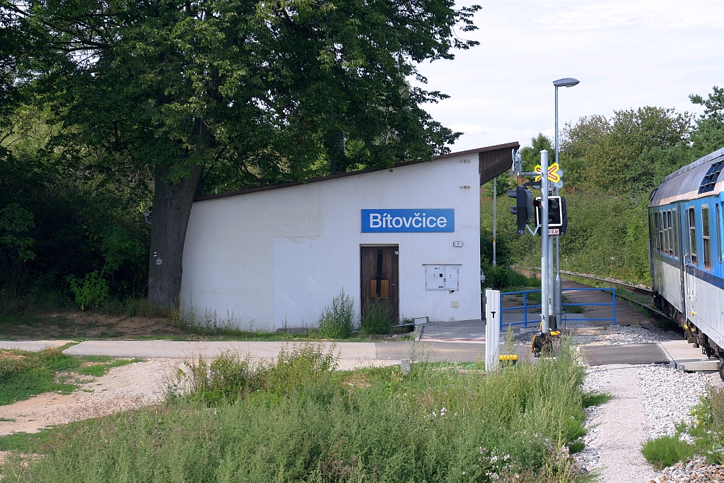 Aufnahmsgebäude der Haltestelle Bitovcice am 09.August 2019.
