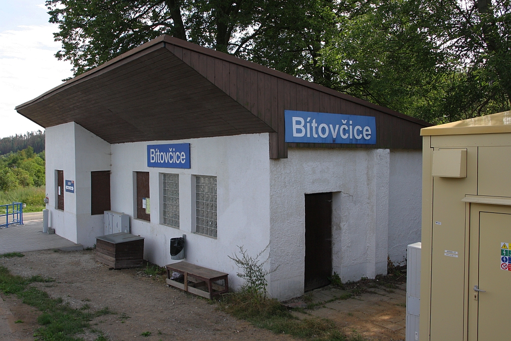 Aufnahmsgebäude der Haltestelle Bitovcice am 09.August 2019.