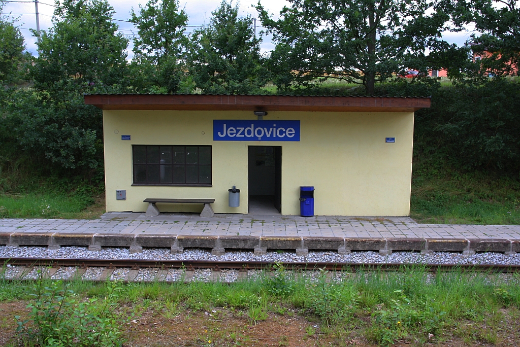 Aufnahmsgebäude der Haltestelle Jezdovice am 10.August 2019.