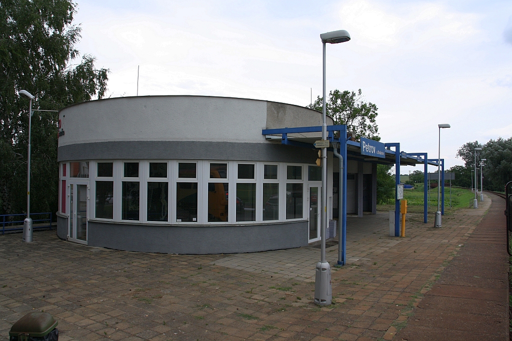 Aufnahmsgebäude der Haltestelle Petrov u Straznice am 03.August 2019.