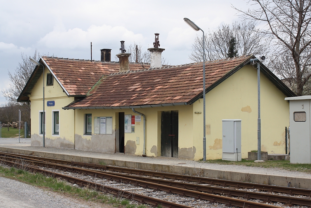 Aufnahmsgebäude der Hst. Prottes am 05.April 2015.