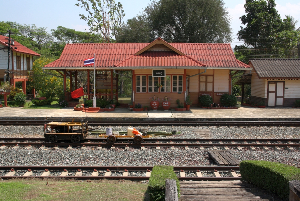 Aufnahmsgebäude der Tha Chomphu Station am 22.März 2023. - Man beachte den einzigen Zugang zur Station (im Bild rechts unten).