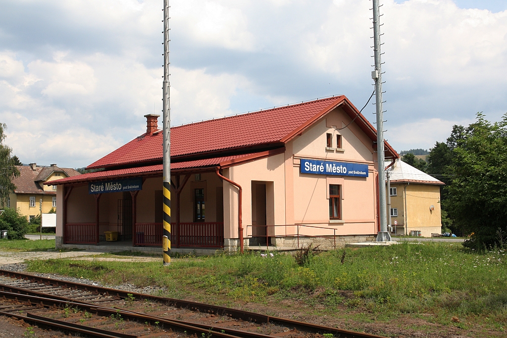 Aufnahmsgebäudes des Bahnhof Stare Mesto pod Sneznikem am 21.Juli 2018.