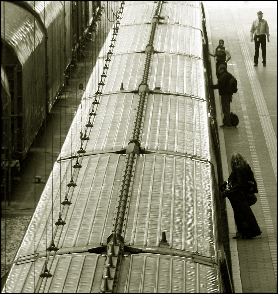 Auf's Zugdach geblickt - 

Recht kurz wirken die Thalys-Zwischenwagen aus dieser Perspektive. Interessant die Struktur des Daches und das über das Dach verlaufende Stromkabel; von Triebkopf zu Triebkopf.

Rotterdam Centraal, 21.06.2016 (M)