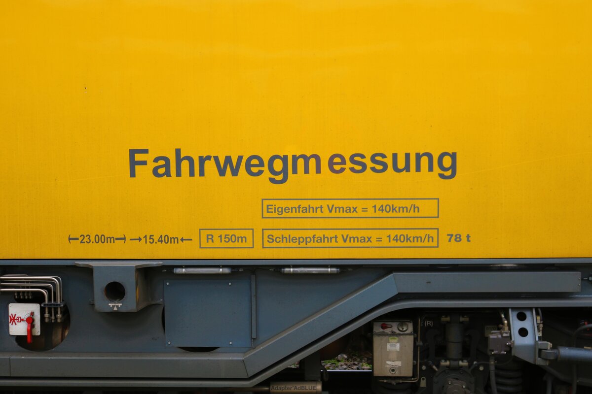 Aufschrift an DB Netz Instandhaltung 702 202 am 28.01.23 in Hanau Südseite abgestellt
