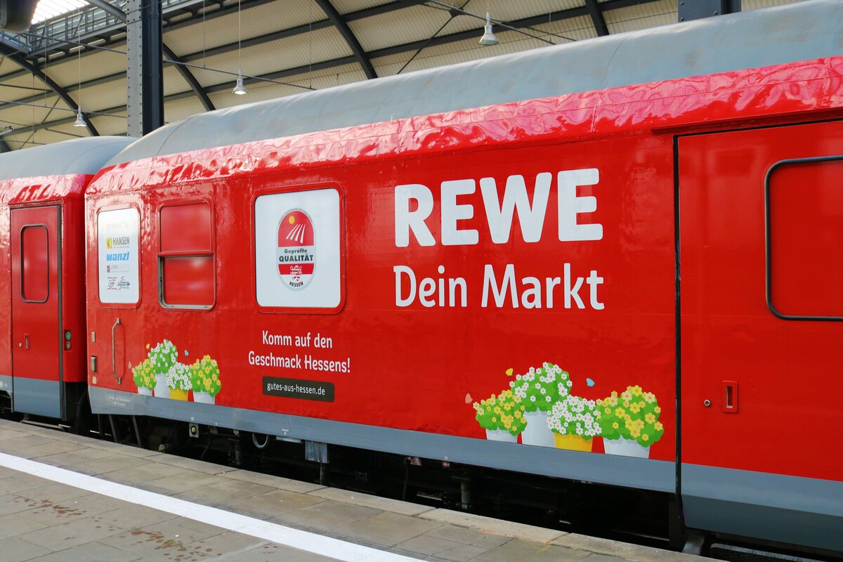 Aufschriften am REWE Supermarktzug in Wiesbaden Hbf am 11.12.21