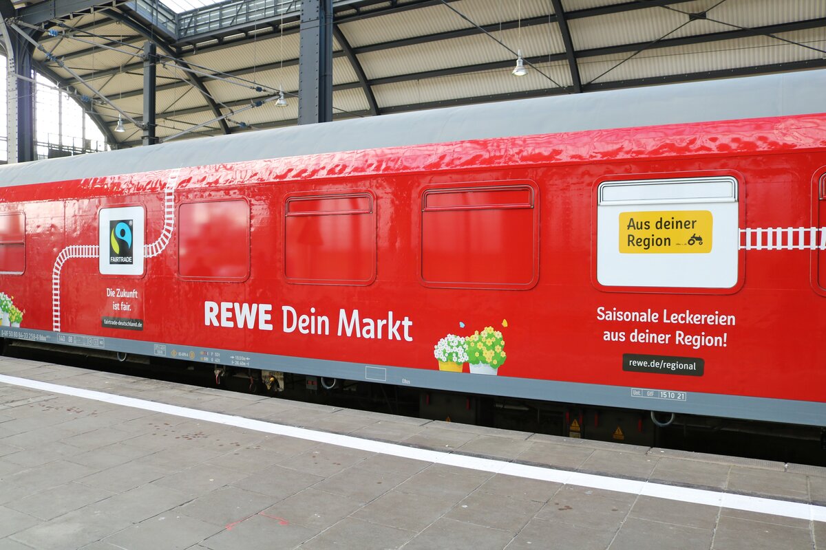 Aufschriften am REWE Supermarktzug in Wiesbaden Hbf am 11.12.21