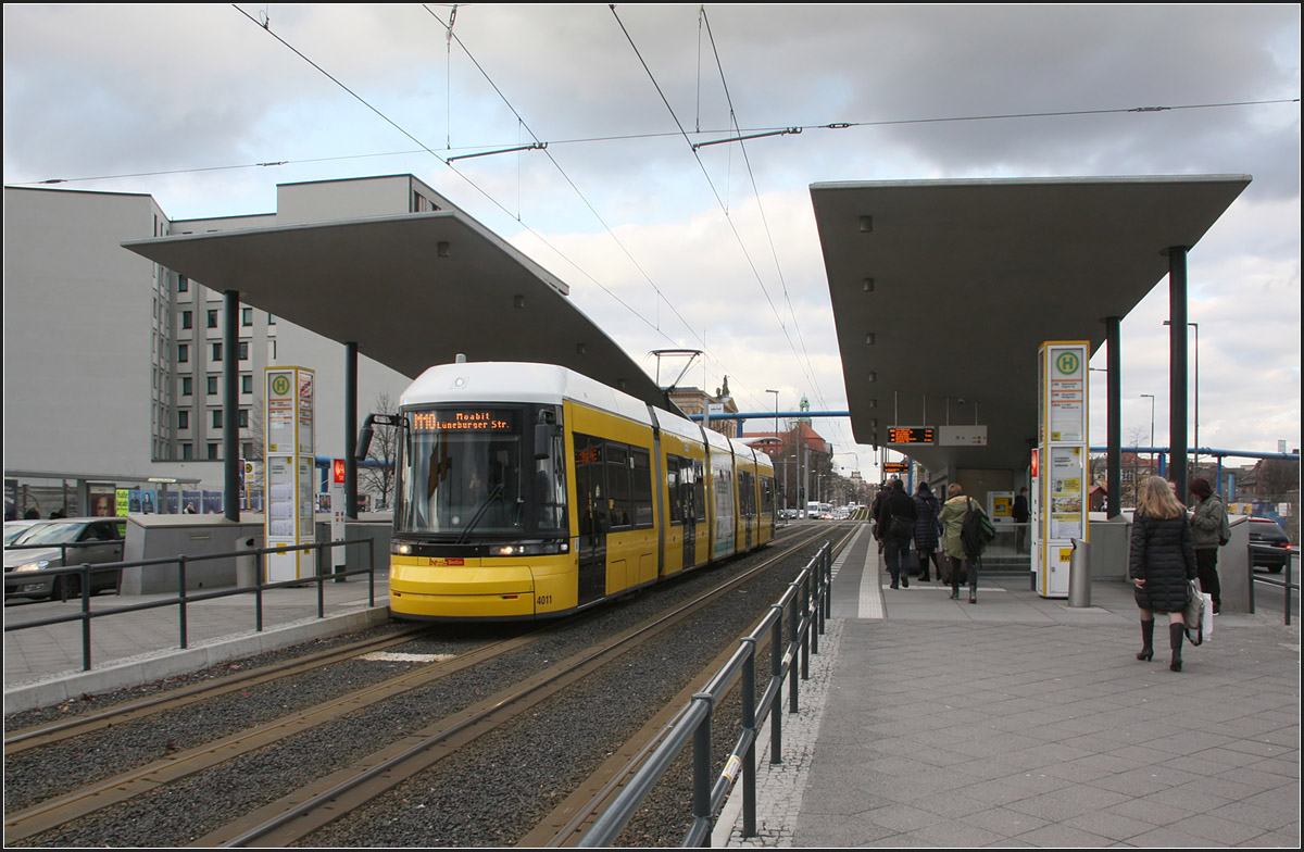 Aufwändige Architektur -

Die Überdachungen an der Haltestelle Hauptbahnhof sind recht markant und weichen vom üblichen Standard ab.

23.02.2016 (M)