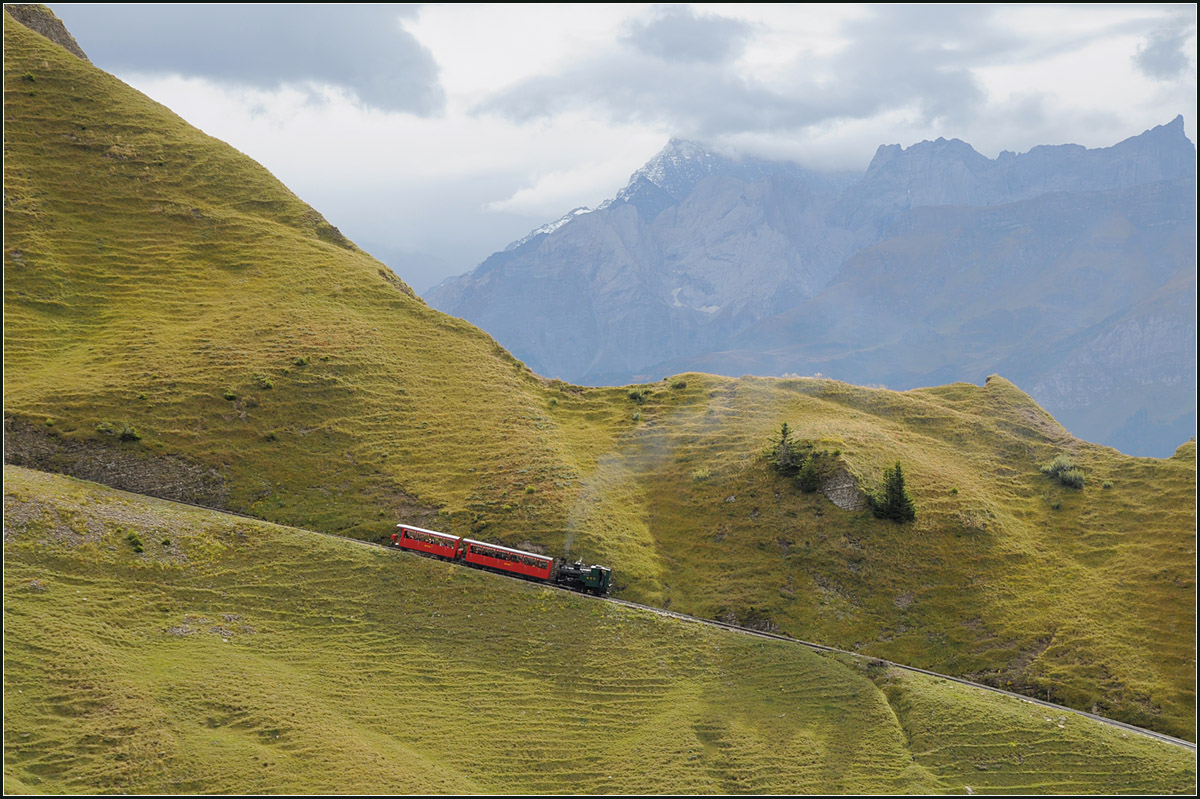 Aufwärts -

... geschoben durch eine kohlegefeurte Lok, werden die beiden roten Wägelchen der Brienz-Rothornbahn.

29.09.2013 (J)