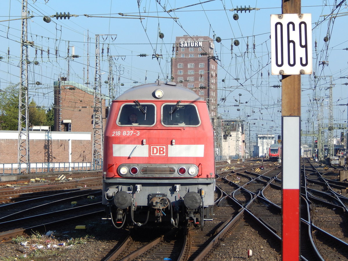 Auge in Auge schaut 218 837-3 den Fotografen in die Linse ehe sie mit 218 833-2 am Signal 69 in Köln Hbf vorbei fährt. Nach kurzem Aufenthalt in Köln Hbf fuhren sie als Tfz27929 nach Frankfurt.

Köln Hbf 09.04.2016