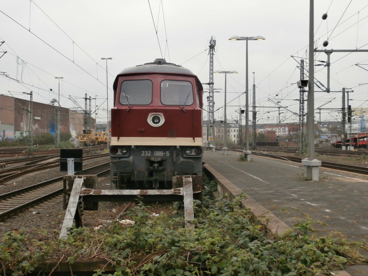 Auge in Auge schaut die 232 088-5 ins Bild. Sie steht mit ein paar Flachwagen der DB für Bauarbeiten am Düsseldorfer HBF auf dem Abstellgleis. 18.03.2014