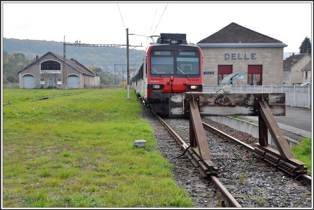 Augenschein am Ende des schweizerischen Eisenbahnnetzes im Pruntruter Zipfel. Der ehemalige Lokschuppen zerfällt zusehends, aber das Bahnhofsgebäude ist in gutem Zustand. RE3164 aus Biel/Bienne ist eingetroffen. (09.10.2015)