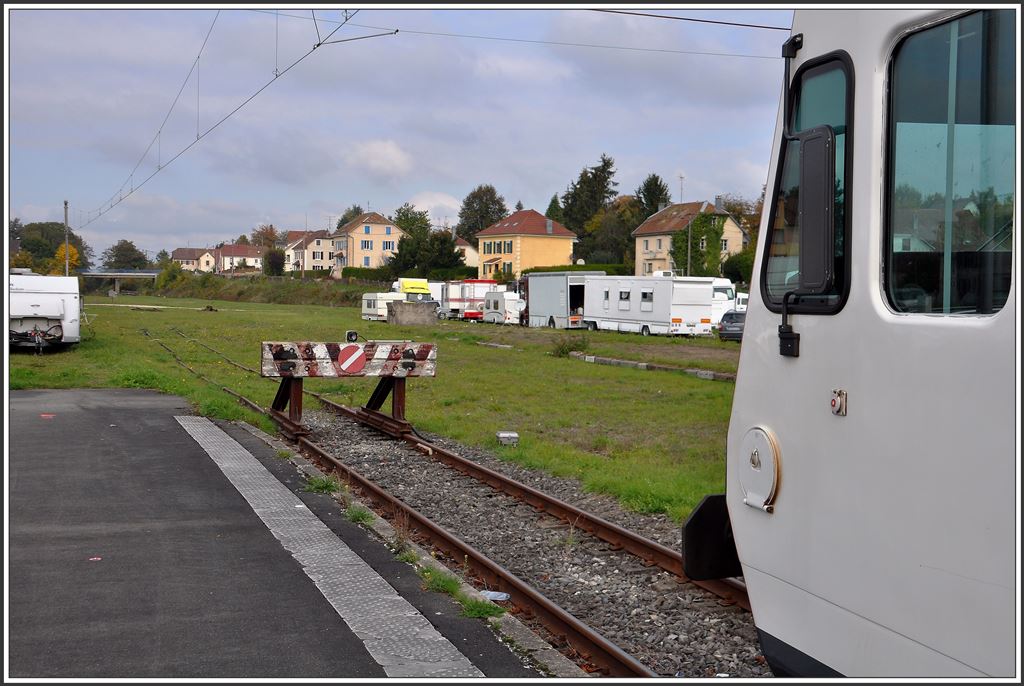 Augenschein am Ende des schweizerischen Eisenbahnnetzes im Pruntruter Zipfel.Gegenwärtiges Streckenende in Delle(F). Das riesige ehemalige Bahngelände dient einer Gruppe von Fahrenden als Standplatz. (09.10.2015)