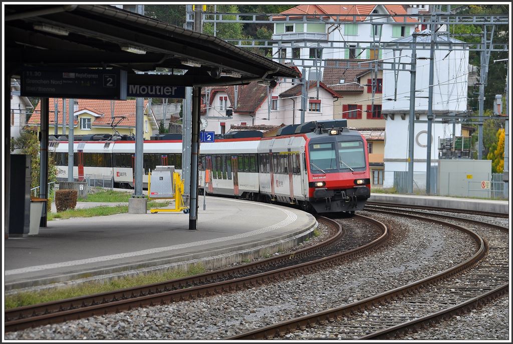 Augenschein am Ende des schweizerischen Eisenbahnnetzes im Pruntruter Zipfel. RE3164 von Delle(F) nach Biel/Bienne in Moutier. (09.10.2015)