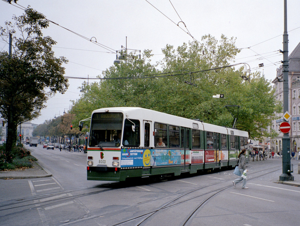 Augsburg Stadtwerke Augsburg SL 1 (MAN/DÜWAG/Siemens M8C 8003) Königsplatz am 17. Oktober 2006. - Scan eines Farbnegativs. Film: Kodak FB 200-6. Kamera: Leica C2.