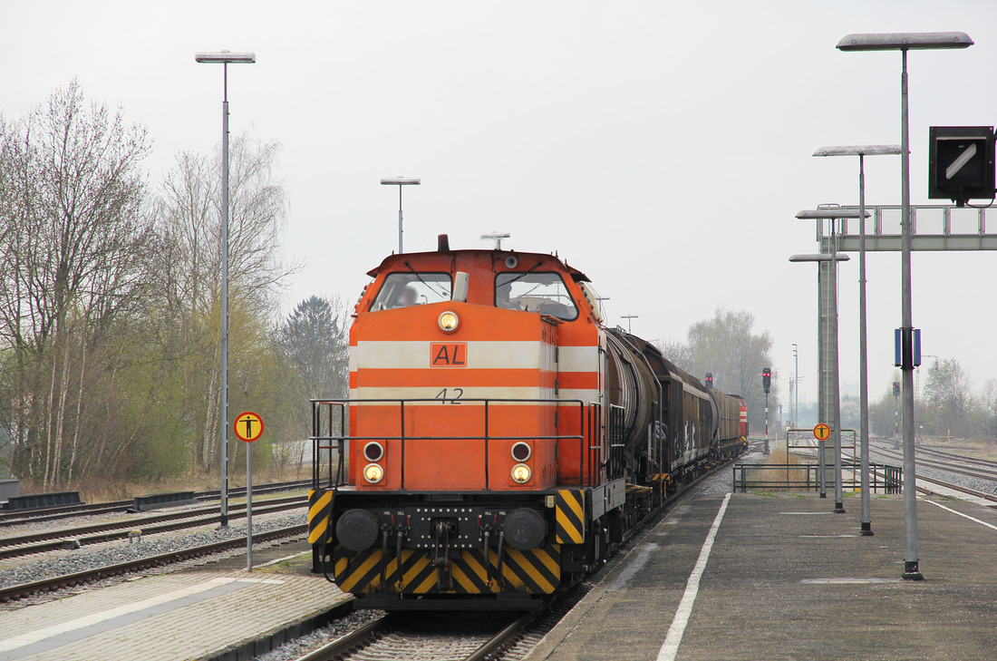 Augsburger Localbahn (AL) 42 mit einem Güterzug aus dem Schongau.
Fotografiert am 4. April 2017 in Bobingen.