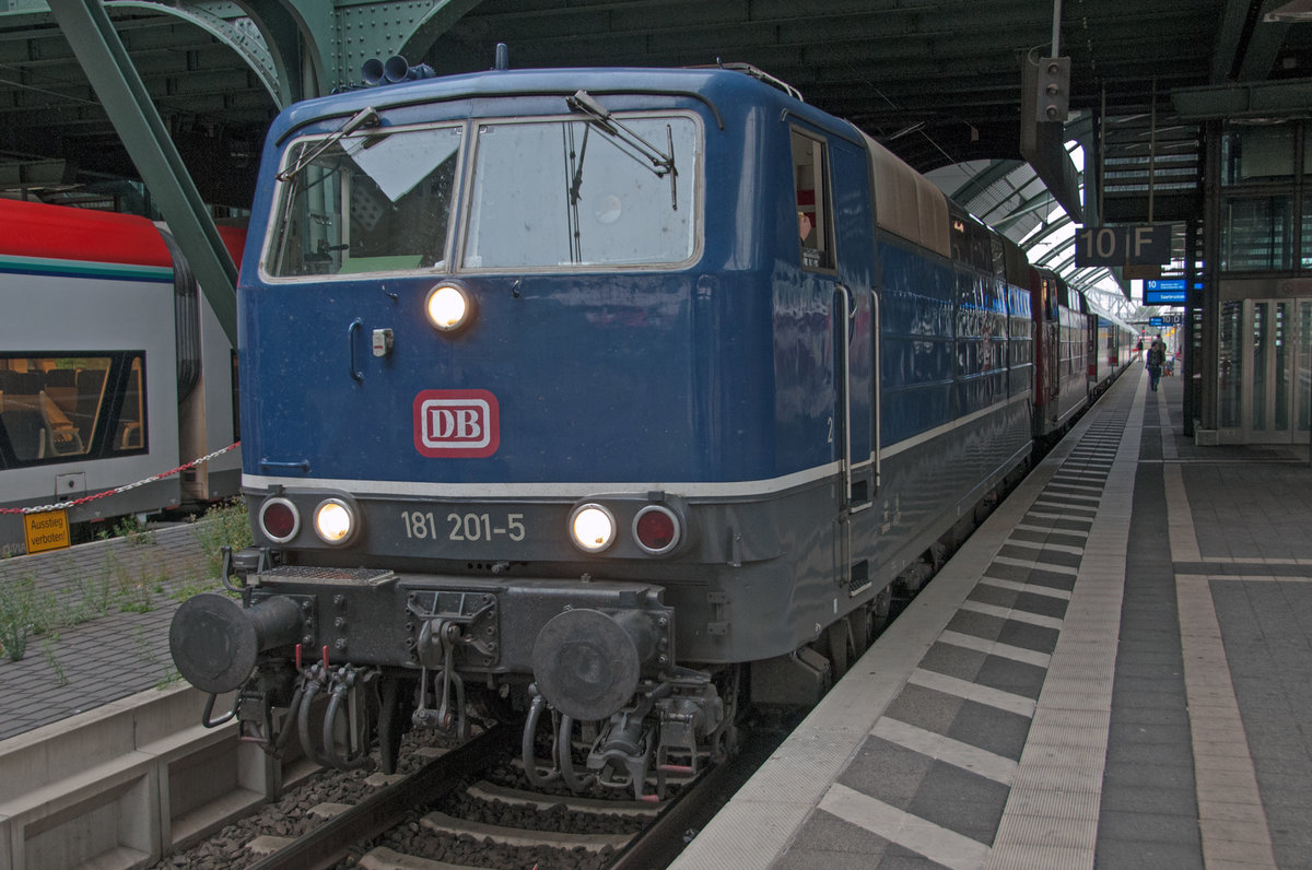 August 17th 2015. 181 201-5 leads 181 209-8 on the Mondays only IC 2308 from Frankfurt to Saarbrüchen.