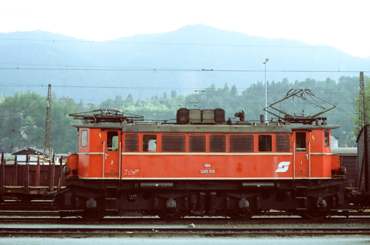 August 1983: E-Lok 1245.519 (ÖBB) am Verschiebebahnhof Arnoldstein 